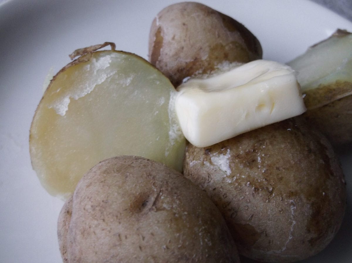 Small potatoes with butter
