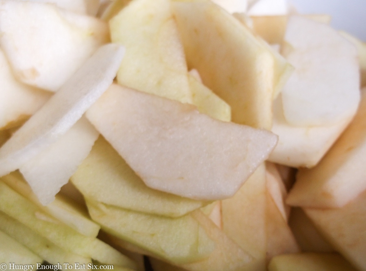 White slices of apple in a pile