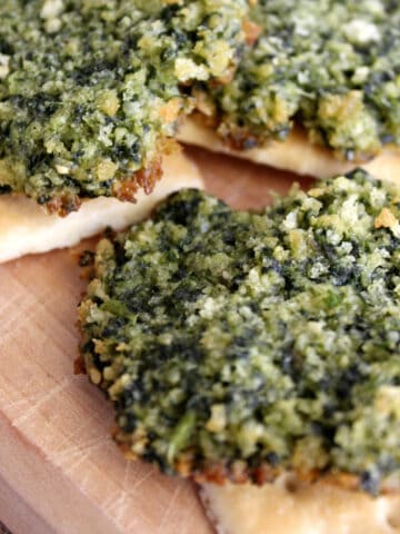Club crackers with rounds of pesto.
