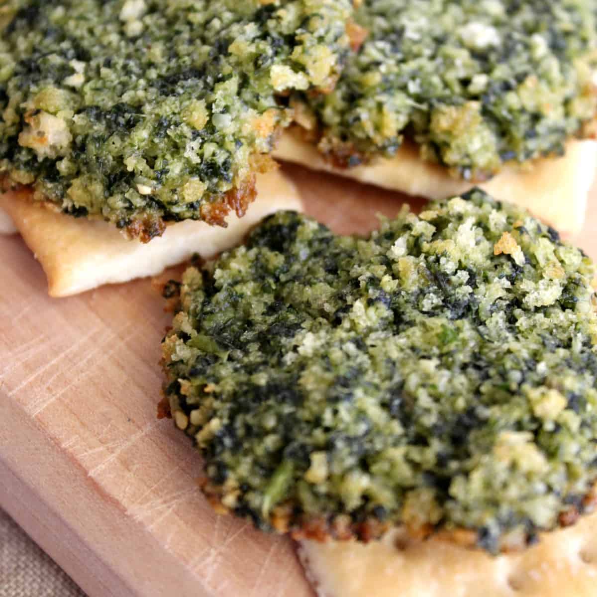 Club crackers with rounds of pesto.