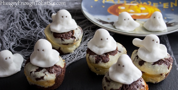 Small round brownies with ghosts on top