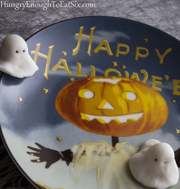 Halloween decorative plate with candy ghosts