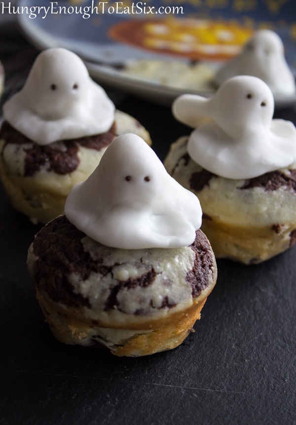 Round brownie bites with ghosts