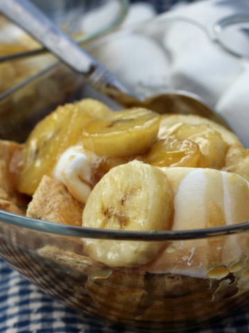 Syrupy bananas with marshmallows in a glass bowl