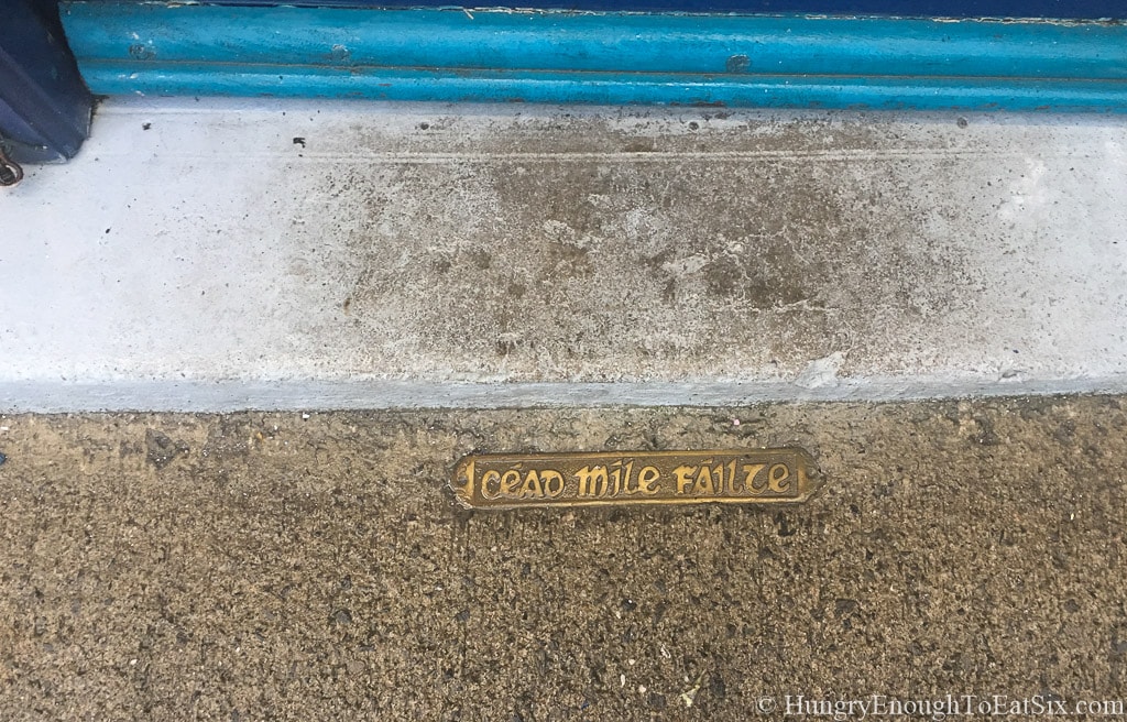 Image of "céad míle fáilte" at the entrance of a shop in Donegal
