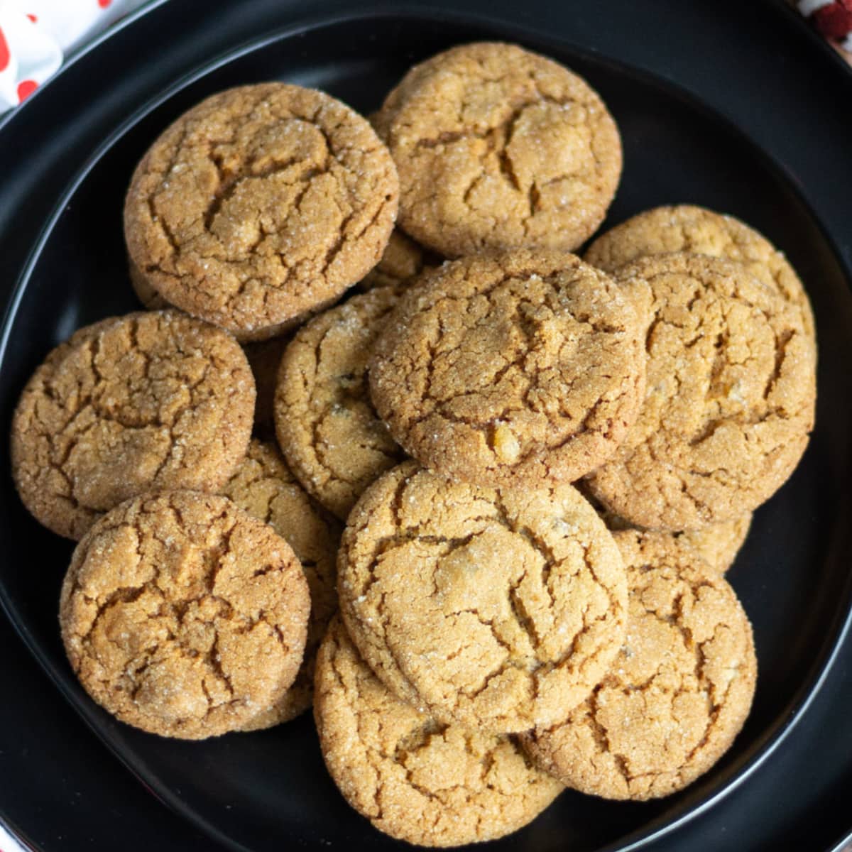 Round ginger cookies on a black plate