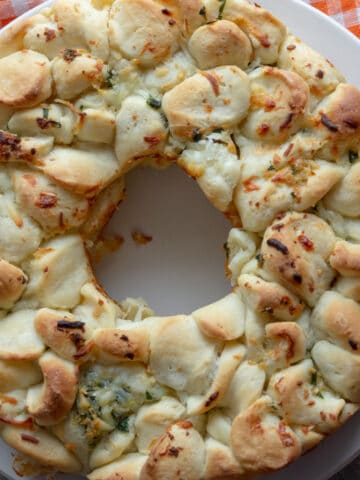 Ring-shaped monkey bread with cheese.