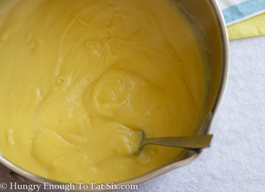 Crema pastelera cocida que se enfría en una sartén.
