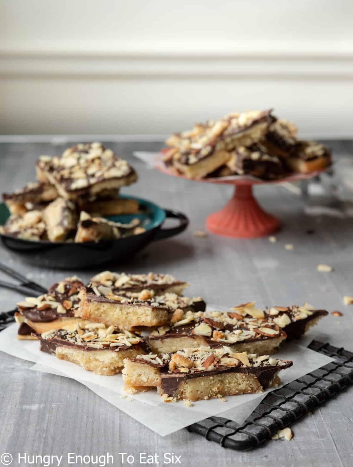 Toffee and cookie bark on dishes.