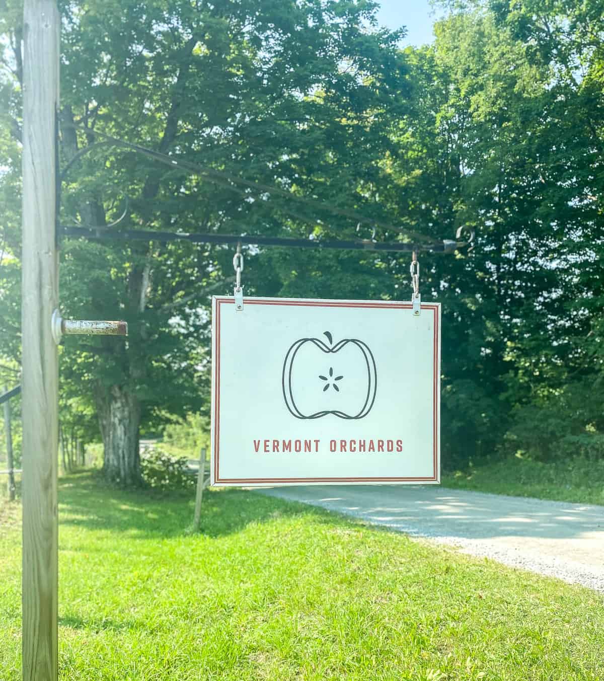 White signpost with apple graphic saying Vermont Orchards.