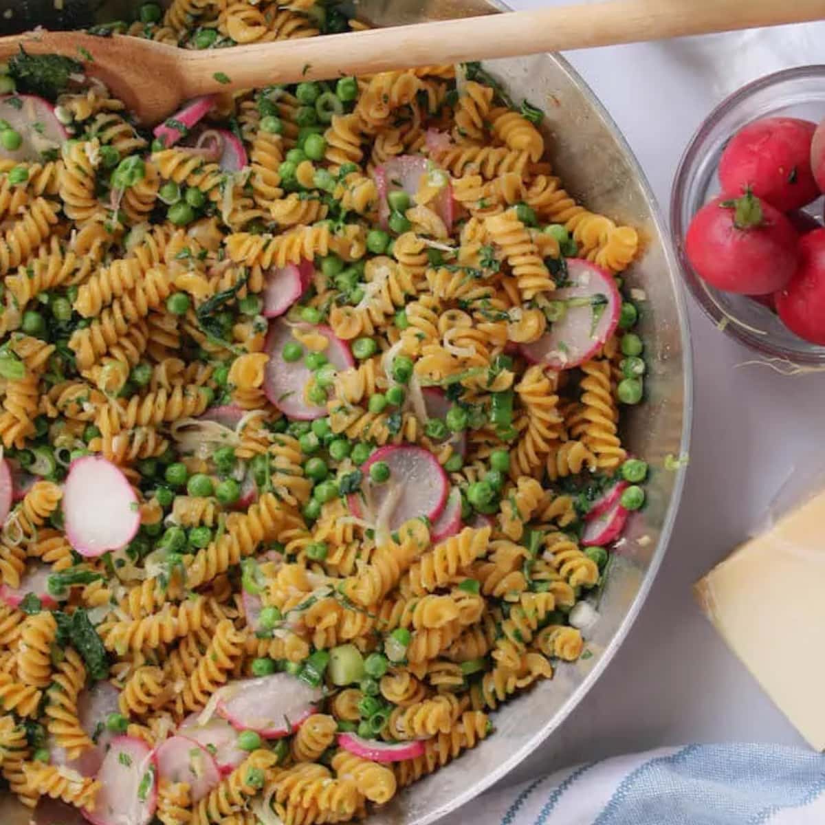 Pasta and peas in a skillet