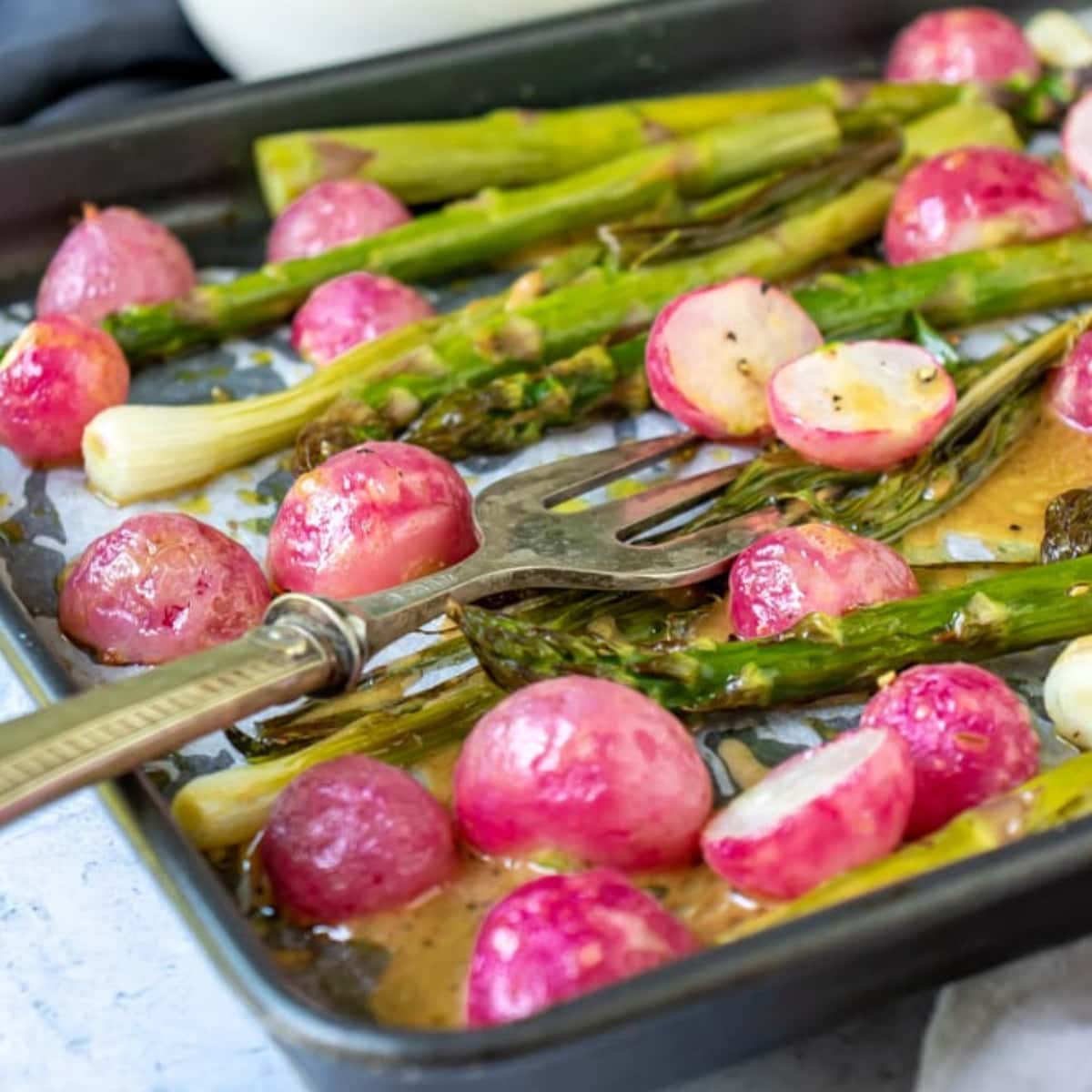 Tray with roasted asparagus and radishes