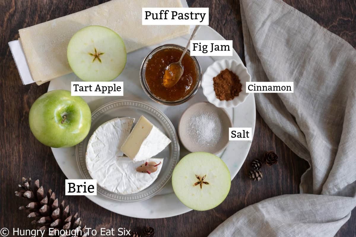 Apple fig brie bites ingredients: apples, jam, spices, brie.